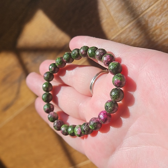 New ruby is zoisite stretch bracelet. New 8mm - Picture 2 of 2
